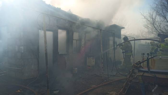 В Астрахани сгорели квартира и летняя кухня