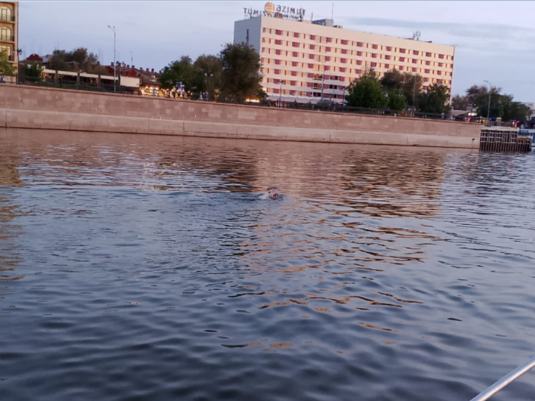 Успели вовремя: в Астрахани спасли мужчину, пытавшегося переплыть Волгу