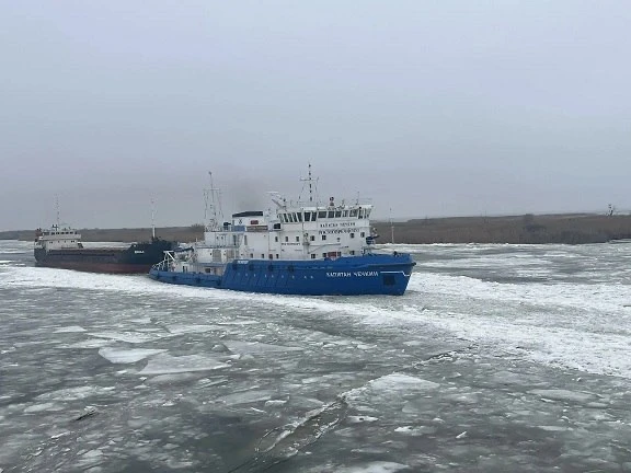 В морском порту Астрахань — тяжелые ледовые условия