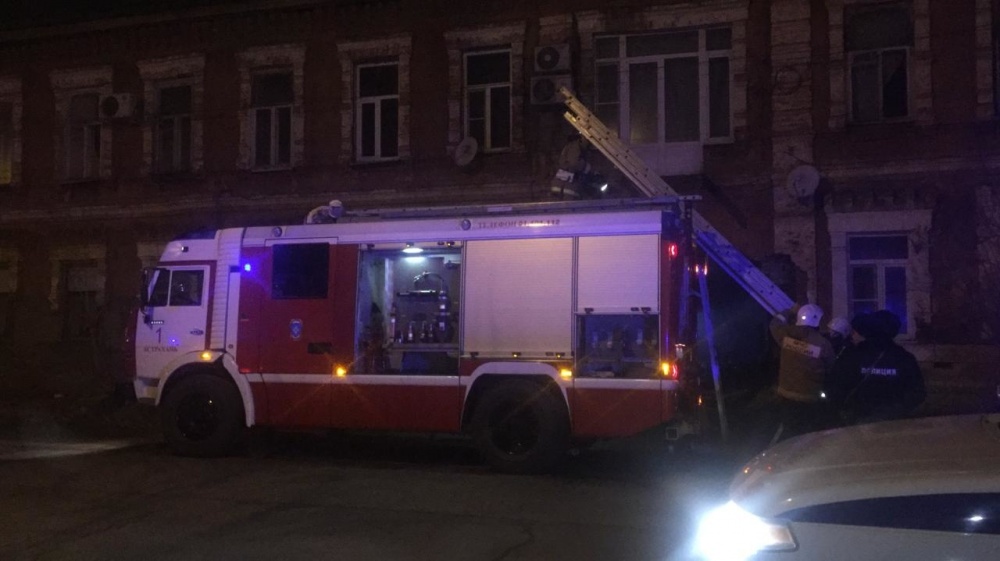 В Астрахани больше часа горит двухэтажный дом