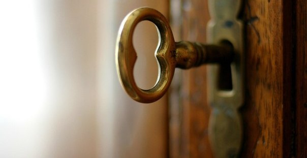 В Астрахани спасатели вызволяли из запертых квартир детей и стариков