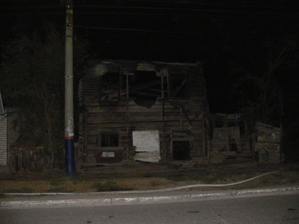 В Астрахани произошел крупный пожар: сгорел заброшенный дом