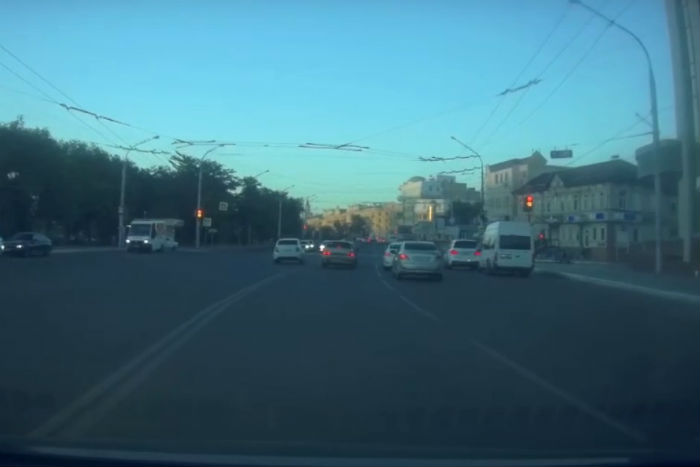 В Астрахани водитель за несколько секунд дважды пересек двойную сплошную и выехал на встречку