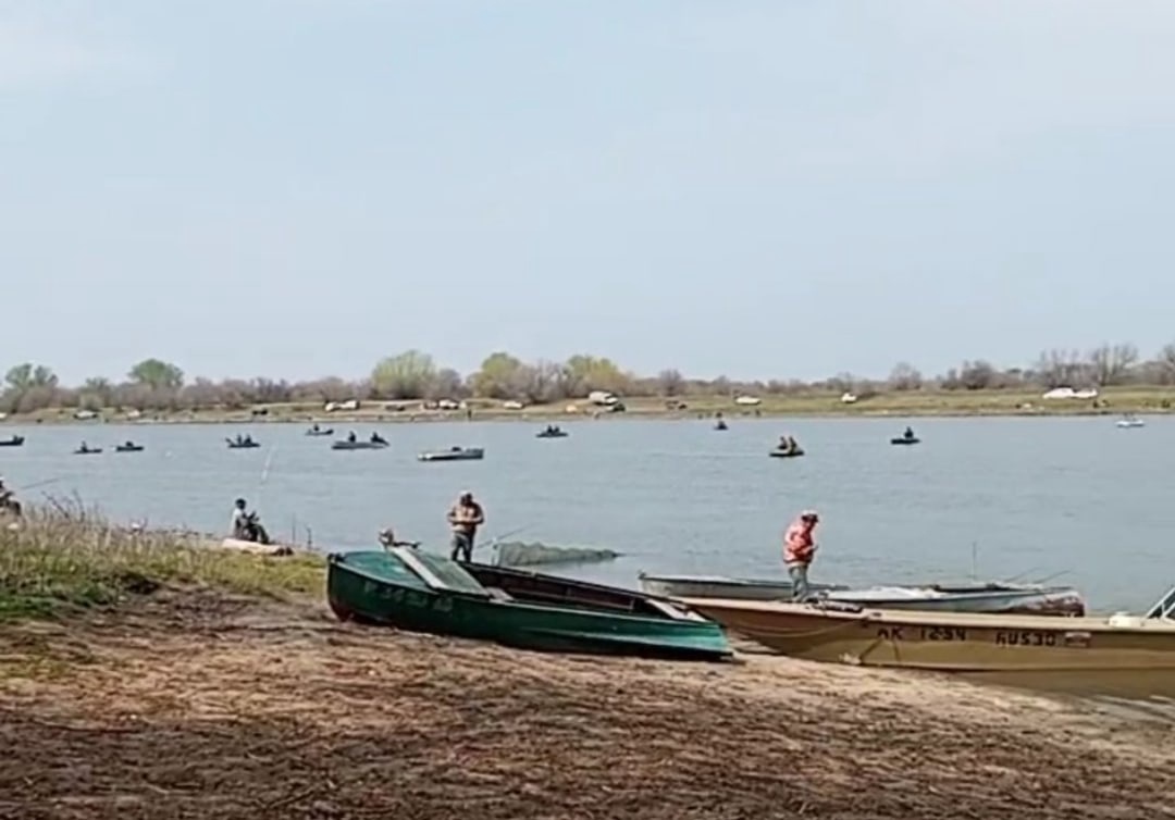 Что делает толпа рыбаков на Черной речке в Камызякском районе