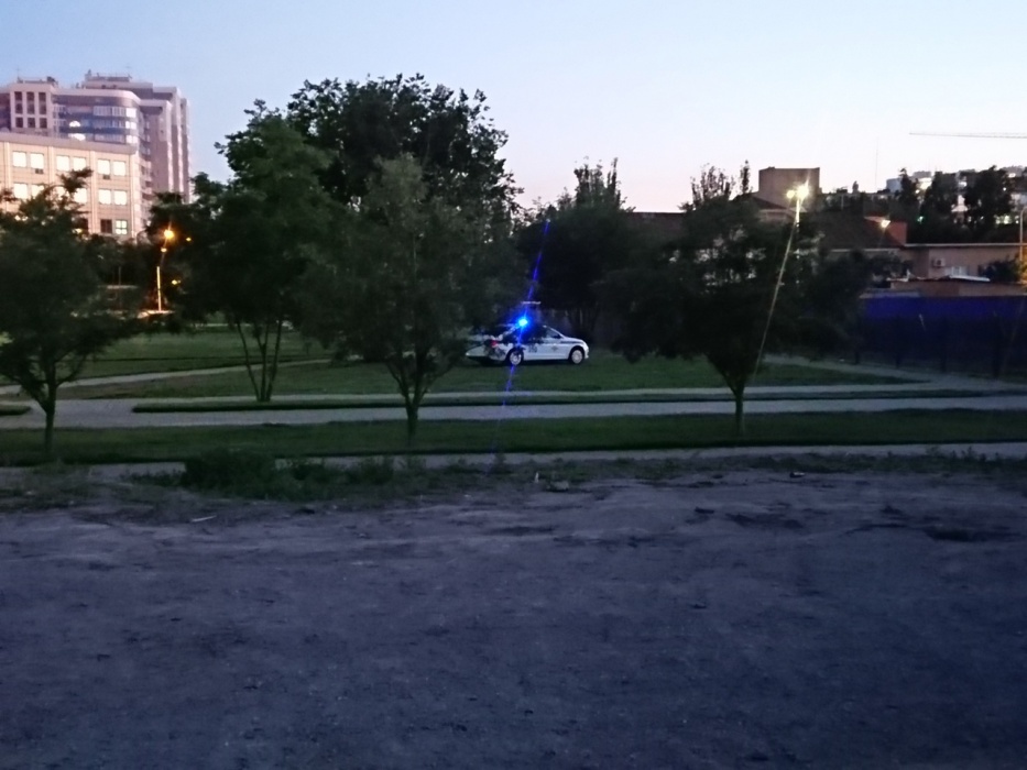Полиция Астрахани оправдала действия патрульного автомобиля, который проехался по газону
