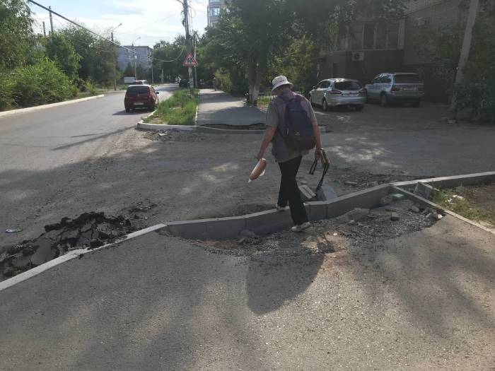 Пандус преткновения: как в Астрахани год делают и не могут сделать съезды с тротуаров