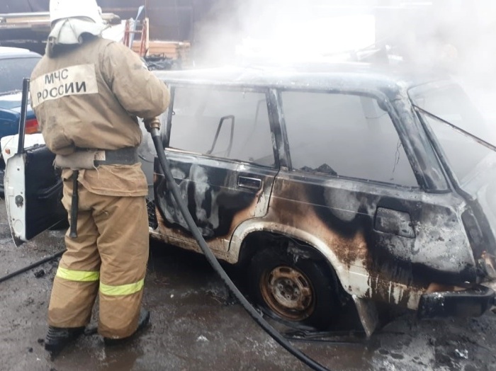 В центре Астрахани за час устроили двойной поджог автомобилей