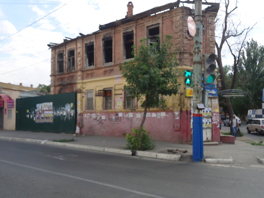 От администрации Астрахани потребовали снести сгоревшее здание 