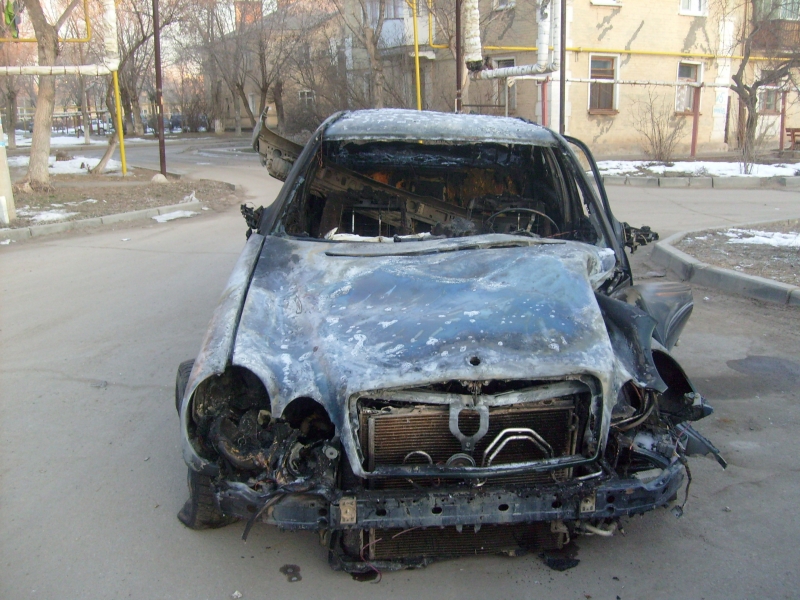 Под Астраханью иномарка врезалась в опору ЛЭП и загорелась