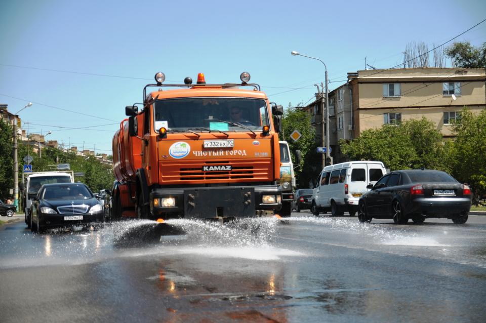 Улицы Астрахани будут поливать водой