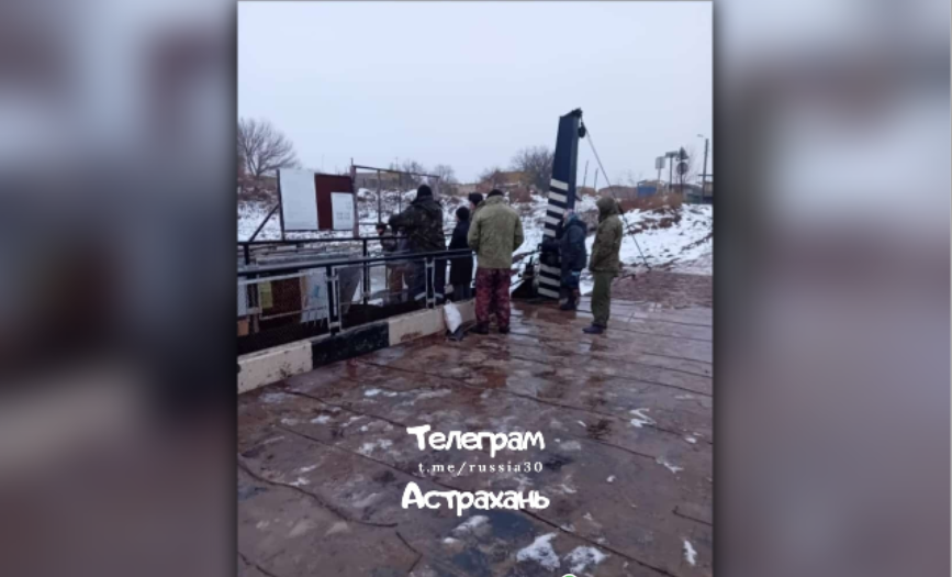 Жителей астраханского села оставили без парома до весны