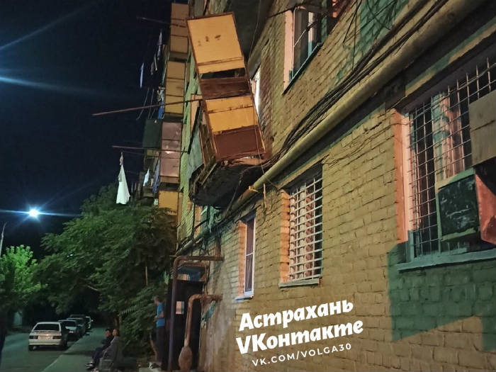 В Астрахани в общежитии на Сун Ят-Сена оторвался балкон