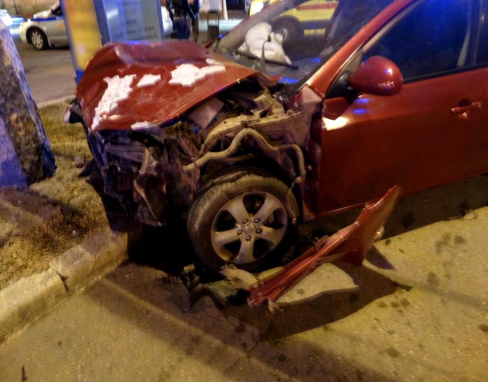 В Астрахани в ДТП пострадали таксист и его пассажир