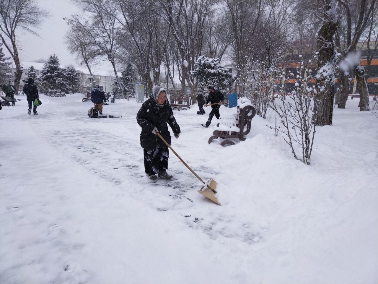 Более ста астраханских коммунальщиков борются со снегопадом