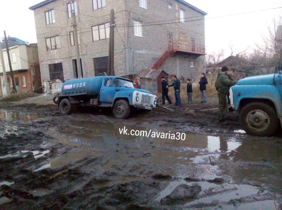 В Астрахани автомобиль снова провалился в грязевую яму
