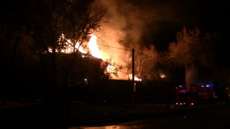 В Астрахани произошел крупный пожар: сгорели два дома, погиб человек