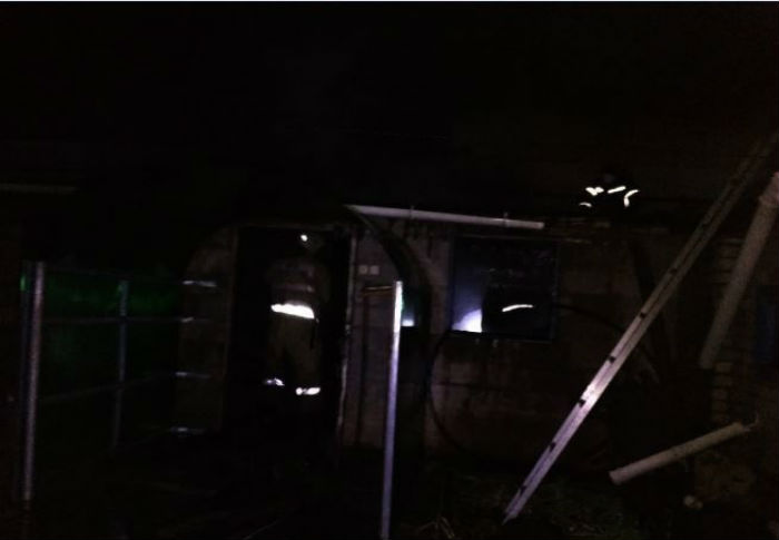 В Ахтубинске снова сгорела хозпостройка, пострадал подросток