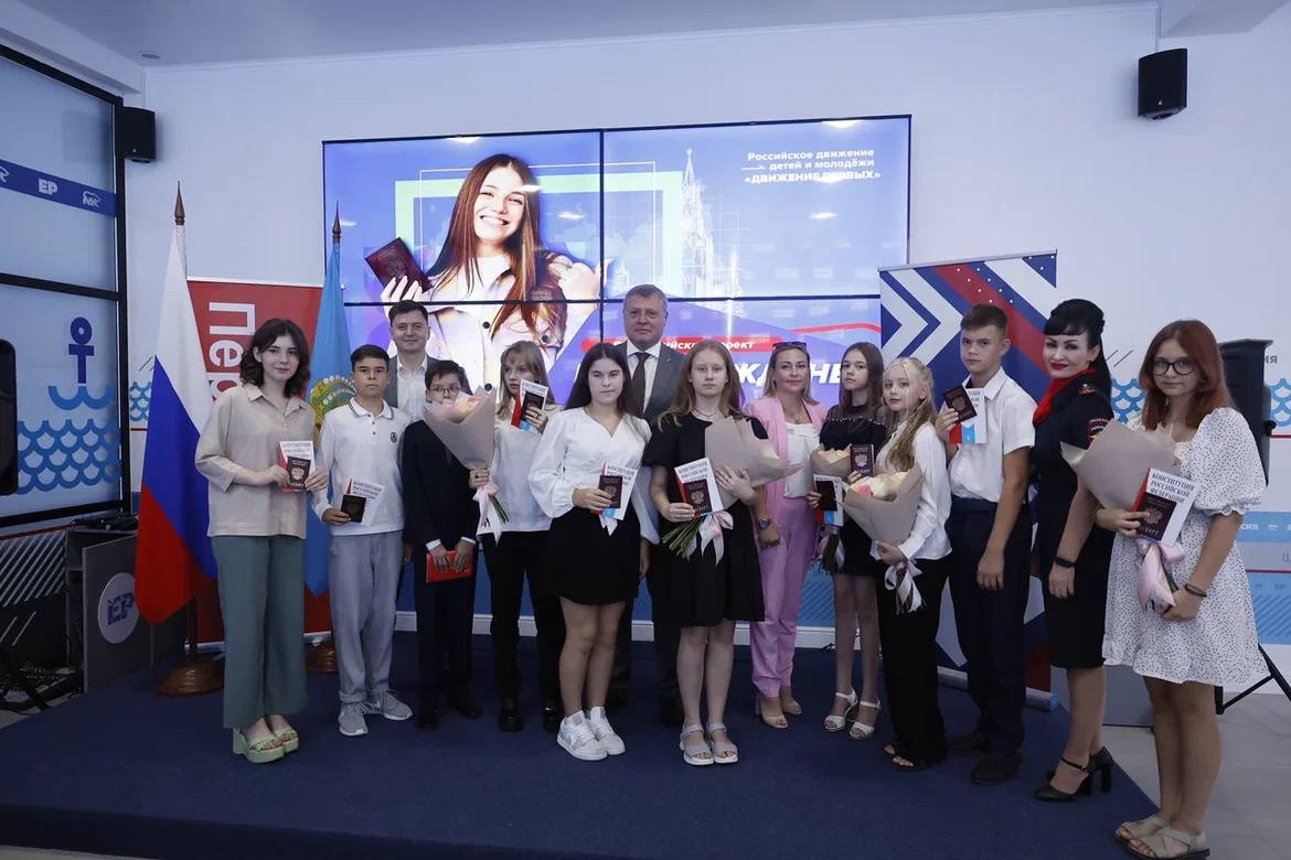 Десять астраханских подростков в День флага получили паспорта из рук губернатора 