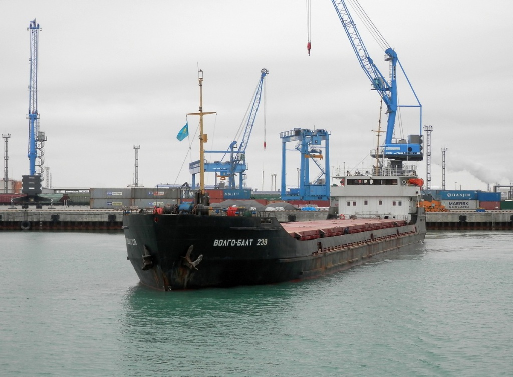 Теплоход, застрявший с моряками под Астраханью, снят с мели