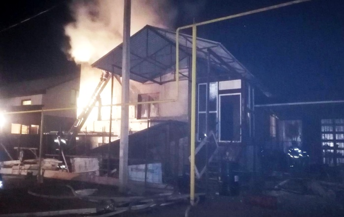 В полночном пожаре недалеко от Астрахани пострадал мужчина