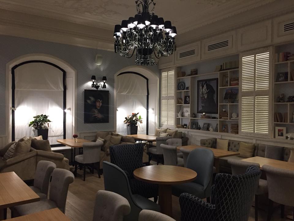 Возвращение "Шарлау": после ремонта кафе преобразилось до неузнаваемости