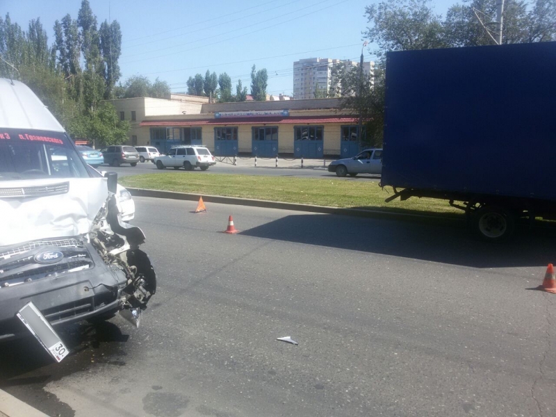 Маршрутка и грузовик столкнулись в Астрахани, четверо пострадали 