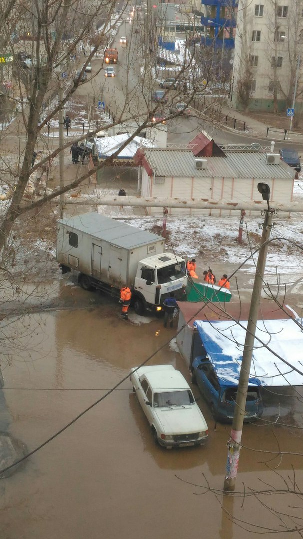 В Астрахани из-за коммунальной аварии затопило двор