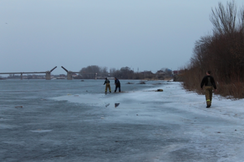 В Астрахани двое молодых людей провалились под лед
