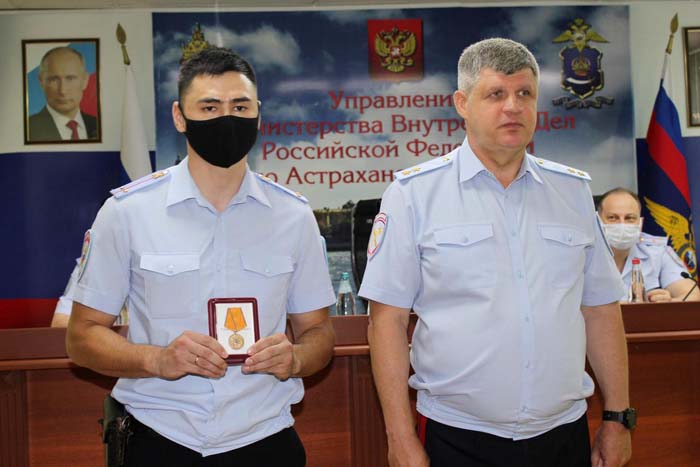 Астраханский полицейский награждён за спасение 11 человек на пожаре