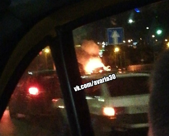 В Астрахани на спуске с Нового моста сгорел «Мерседес»:видео