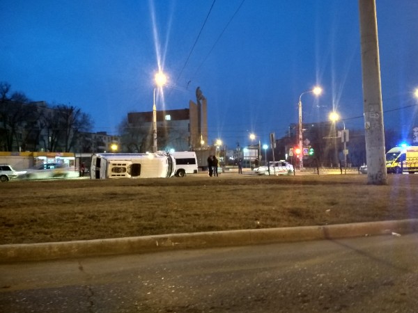 В Астрахани произошла серьёзная авария: перевернулась маршрутка