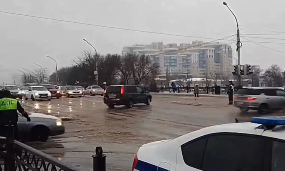 В Астрахани пошел мокрый снег, будет гололедица