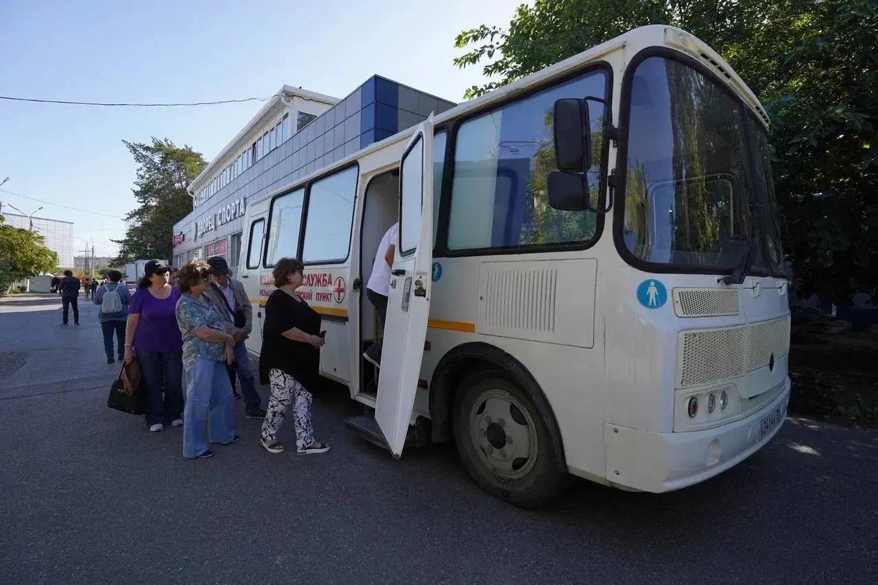 Возле астраханского ТЦ установили передвижной кабинет для вакцинации 