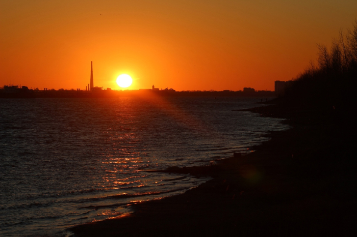 Невероятно красивый зимний восход солнца попал в объектив астраханского фотографа