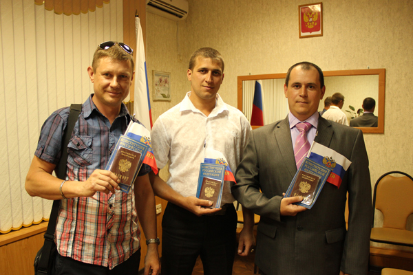 УФМС торжественно вручает российские паспорта жителям Крыма
