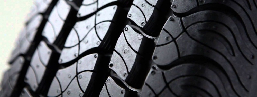 Автомобили астраханской полиции едва не остались без шин