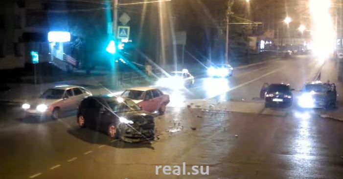 Поворот не туда: в Астрахани произошло тройное ДТП. Видео