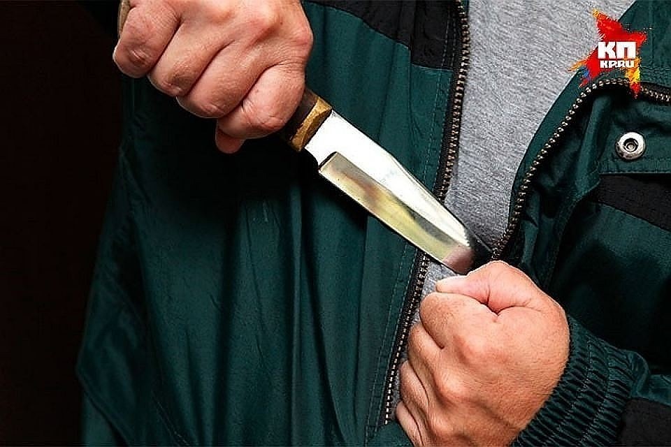 Полицейские у подъезда многоэтажки обнаружили окровавленную астраханку