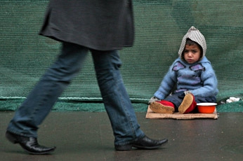 Мать, заставлявшая дочь попрошайничать, пойдет под суд