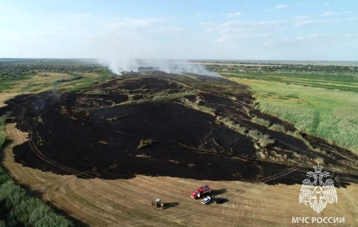 Вчера возле Астрахани горел огромный ландшафтный пожар на 80000 квадратных метрах