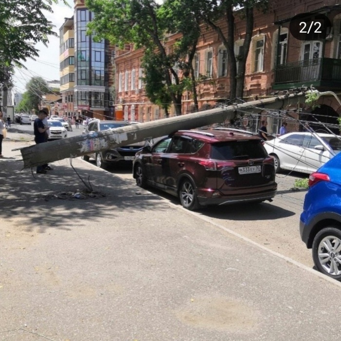 Упавшие столбы в центре Астрахани оказались бесхозными. Мэрии внесено представление