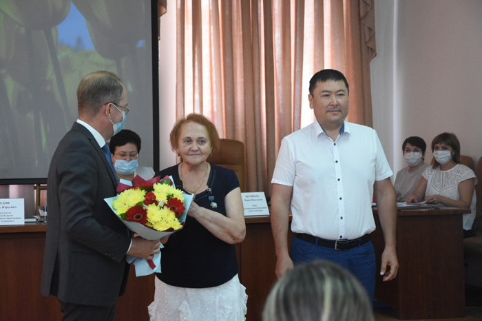 Юбилейную медаль «Слава Астрахани» вручили ветерану