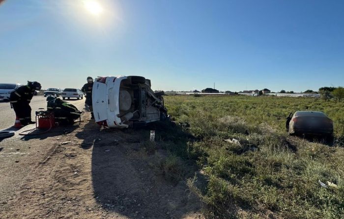 Под Астраханью столкнулись иномарки. Один водитель погиб, другой госпитализирован