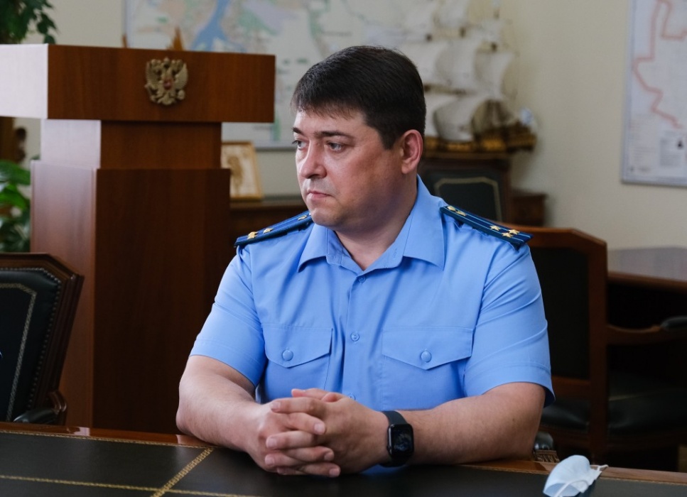 Прокурор Сергей Фрост лично проверил устранение нарушений закона по обращению астраханки