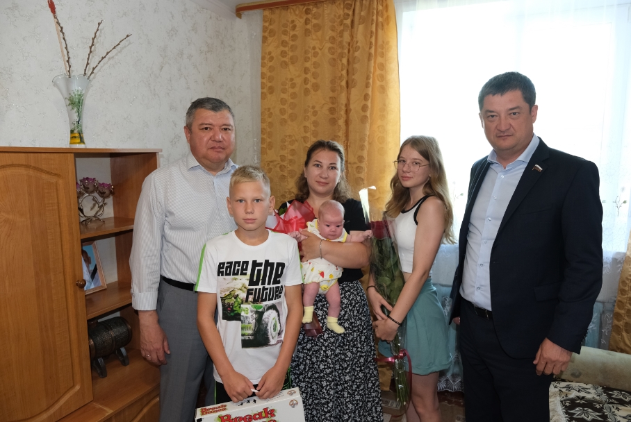 Астраханские депутаты продолжают поддерживать семьи участников СВО
