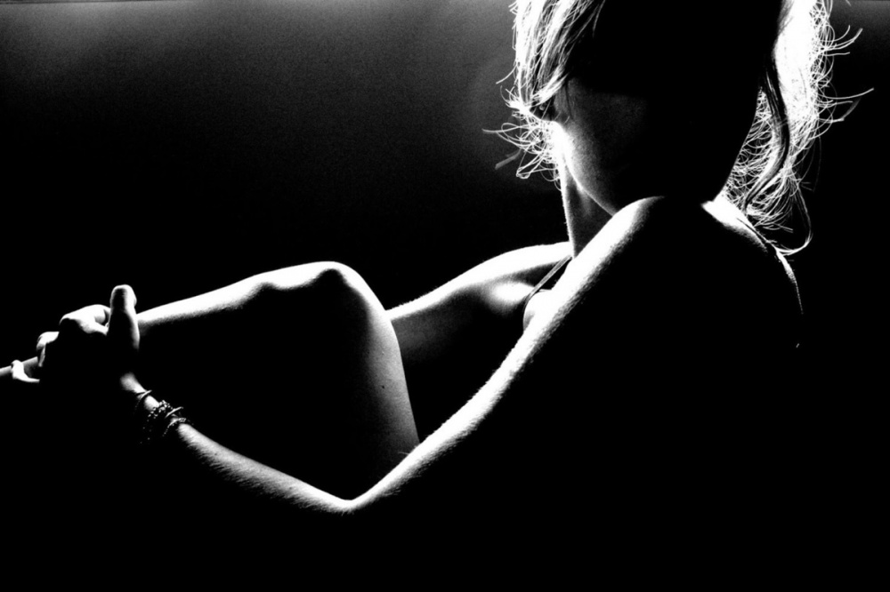 Астраханец ответит за то, что показал интимные фото девушки своим друзьям