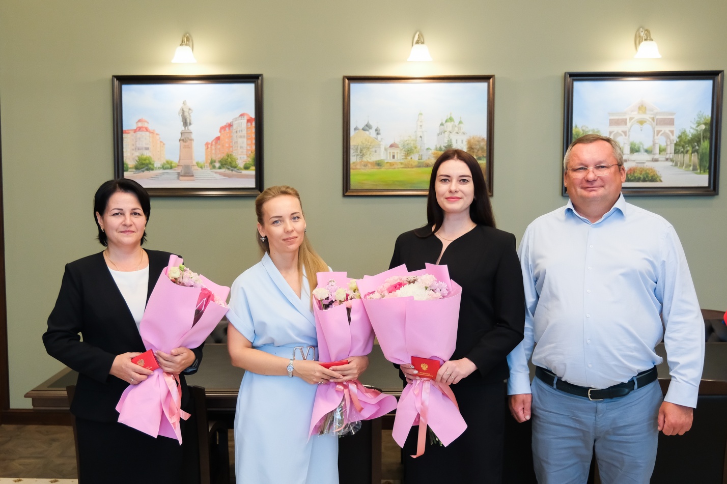 Спикер регионального парламента вручил удостоверения мировым судьям