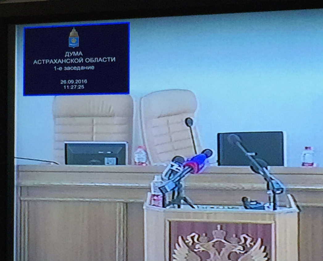 Наезд на ведущего: Дума Астраханской области начала работу весело
