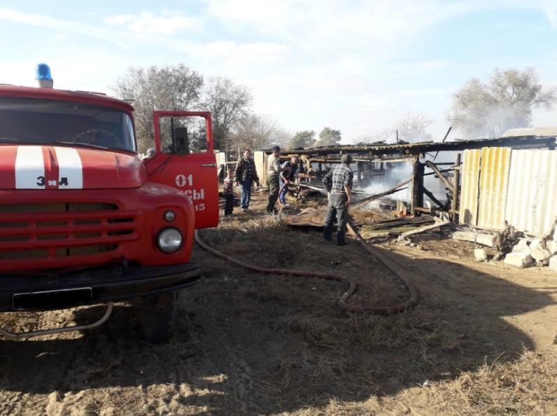 Сарай горел, горела баня и тряпки тлели на ветру: воскресные астраханские пожары