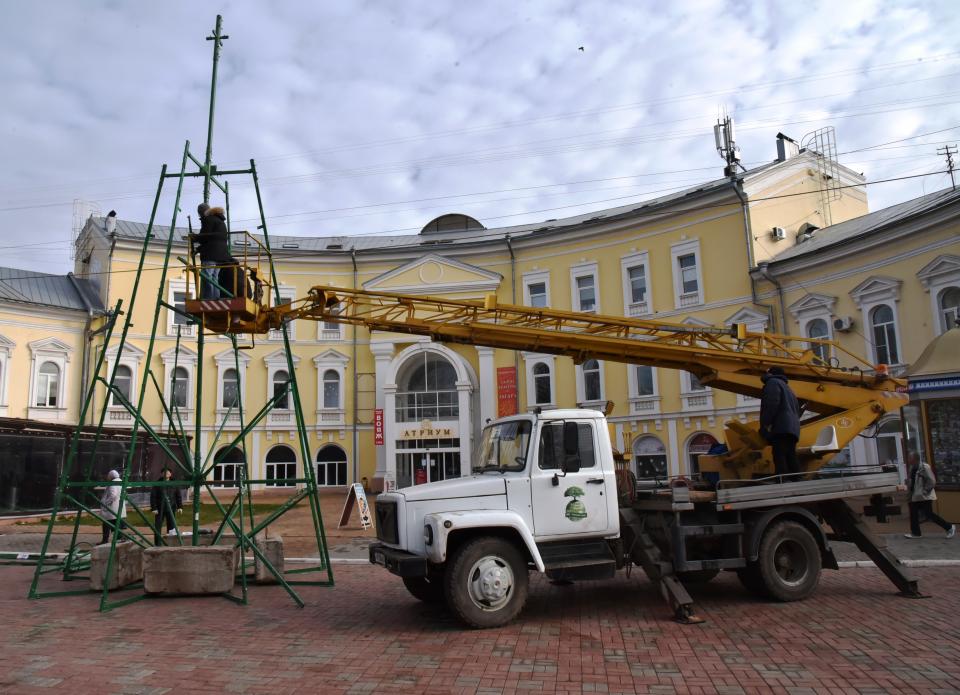 Праздник к нам приходит: в Астрахани начали устанавливать главную елку